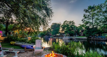 Sunny Fall Getaway: Waterfront Springs Retreat with Kayaks/ Fire Pit /Huge Yard