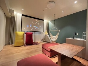 Camera familiare | Materassi in memory foam, una cassaforte in camera, una scrivania