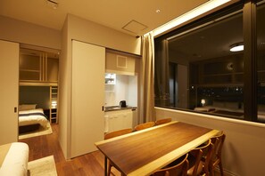 슈피리어룸 | 전용 간이 주방 | 냉장고, 전기 주전자, 식탁