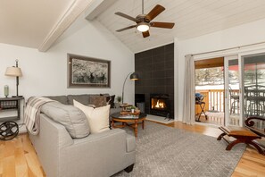 Televisor de pantalla plana i llar de foc 