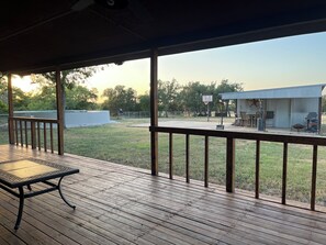 Outdoor dining - Rocksprings Pool House (Rocksprings)