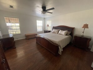 4 bedrooms, iron/ironing board, free WiFi, bed sheets - Rocksprings Pool House (Rocksprings)