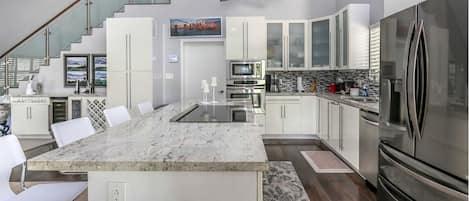 冷蔵庫、電子レンジ、オーブン、コンロ