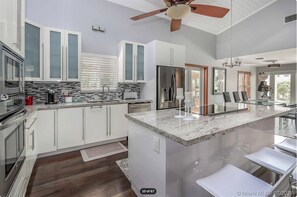 Fridge, microwave, oven, stovetop - Cozi Rare Villa (Hollywood)