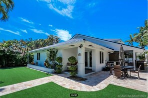 Outdoor dining - Cozi Rare Villa (Hollywood)