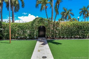 Property grounds - Cozi Rare Villa (Hollywood)