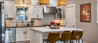 Washington House: Steps to Dwtn; Backyard oasis with fire pit/pool table/games