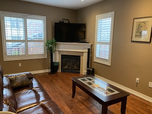 Smart TV, fireplace, table football, ping pong - Aurora Executive Upscale Residence - 3bedrooms, 3.5bathrooms (Aurora)
