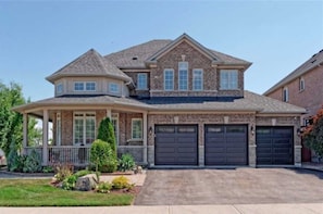 Exterior - Aurora Executive Upscale Residence - 3bedrooms, 3.5bathrooms (Aurora)