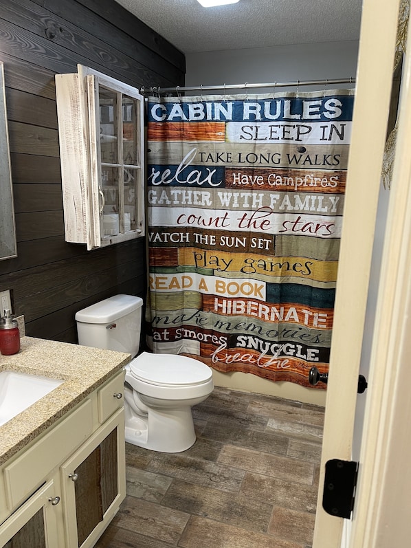 Combined shower/bathtub - Slab - Cabin near boat ramp and 20 mins to Oxford (Batesville)
