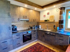 Kühlschrank, Mikrowelle, Ofen, Geschirrspüler