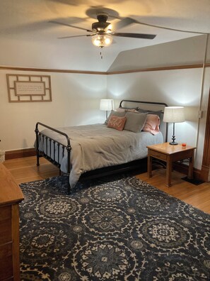 3 bedrooms, desk, free WiFi, bed sheets - 1928 Historic Spacious Victorian Home (Entire House)  (Mandan)