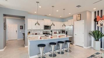 KĂŒhlschrank, Mikrowelle, Ofen, Herdplatte