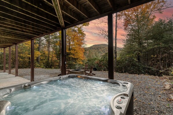 Outdoor spa tub - 🌟5BR Modern Mountain Top Retreat🌟Spa & Firepit🎮Million Dollar View🌄Gigabit📶 (Epworth)