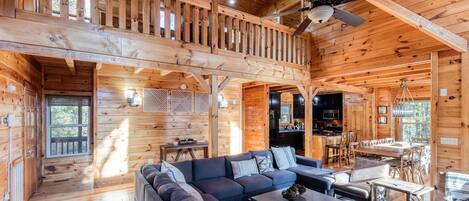 Smart TV, chimenea, videojuegos y futbolito