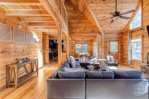 Smart TV, chimenea, videojuegos y futbolito