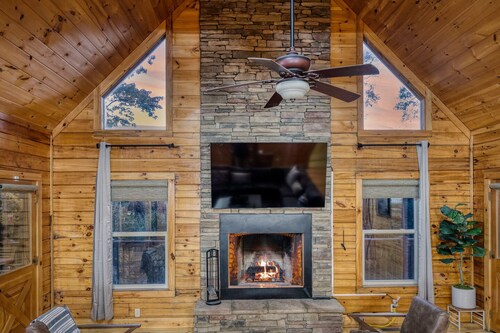 🌟5BR Modern Mountain Top Retreat🌟Spa & Firepit🎮Million Dollar View🌄Gigabit📶
