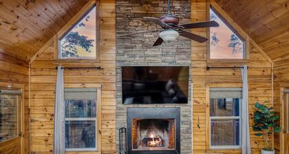 🌟5BR Modern Mountain Top Retreat🌟Spa & Firepit🎮Million Dollar View🌄Gigabit📶