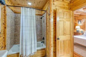 Combined shower/bathtub, jetted bath, hair dryer, towels - 🌟5BR Modern Mountain Top Retreat🌟Spa & Firepit🎮Million Dollar View🌄Gigabit📶 (Epworth)