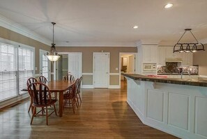 Dining - Home minutes from Lake Lanier (Buford)