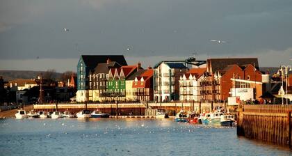 Seafront Apartment Private Garden & Free Parking