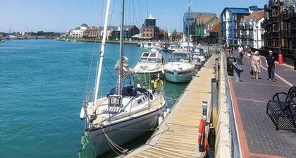 Seafront Apartment Private Garden & Free Parking