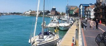 Seafront Apartment Private Garden & Free Parking