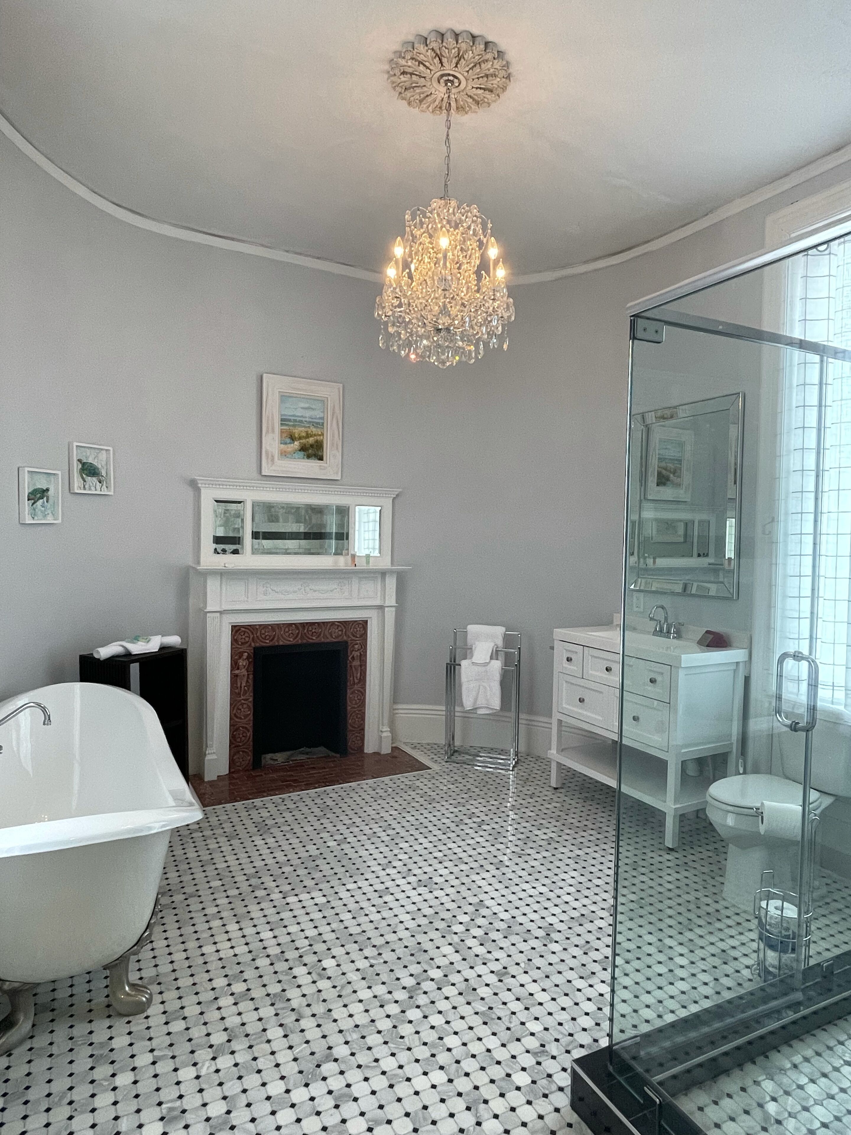 305 | Bathroom | Free toiletries, hair dryer, towels, soap