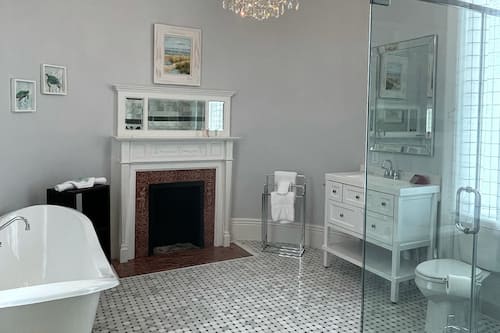 305 | Bathroom