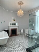 305 | Bathroom | Free toiletries, hair dryer, towels, soap