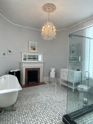 Habitación estándar (305) | Baño | Artículos de higiene personal gratuitos, secador de pelo y toallas