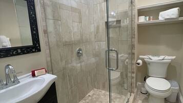 Habitación estándar, 1 cama King size (101) | Baño | Amenidades de baño gratuitas, secadora de cabello, toallas, jabón