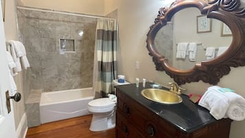 Habitación estándar (302) | Baño | Amenidades de baño gratuitas, secadora de cabello, toallas, jabón