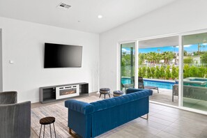 Smart TV, fireplace