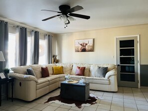 Smart TV - Enjoy this family-friendly house closed to Downtown and pet-friendly (Tucson)