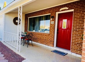 Outdoor dining - Enjoy this family-friendly house closed to Downtown and pet-friendly (Tucson)