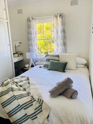 3 bedrooms, iron/ironing board, free WiFi, bed sheets - Little Manly Getaway (Manly)