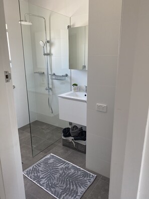 Shower, towels, soap, toilet paper - Little Manly Getaway (Manly)