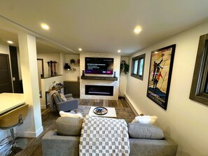 Smart TV, chimenea, Netflix y libros 
