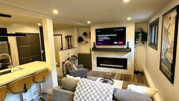 Smart-tv, eldstad, Netflix och böcker