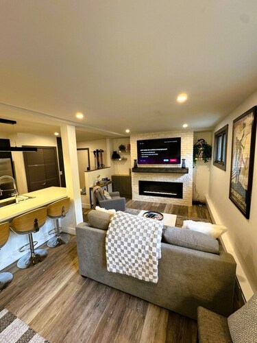 Cozy 2 BR / 2BA Apt - Steps from Ski School and the Village w/ 2 parking spaces!