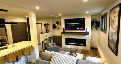 Cozy 2 BR / 2BA Apt - Steps from Ski School and the Village w/ 2 parking spaces!