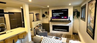 Cozy 2 BR / 2BA Apt - Steps from Ski School and the Village w/ 2 parking spaces!