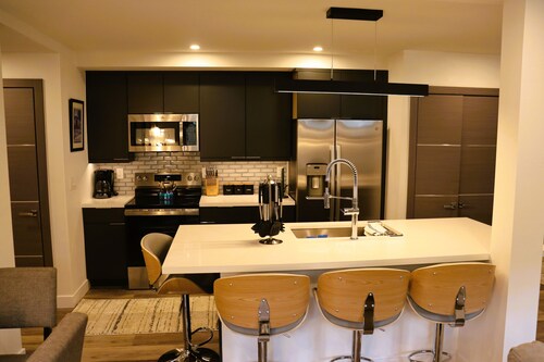 Cozy 2 BR / 2BA Apt - Steps from Ski School and the Village w/ 2 parking spaces!