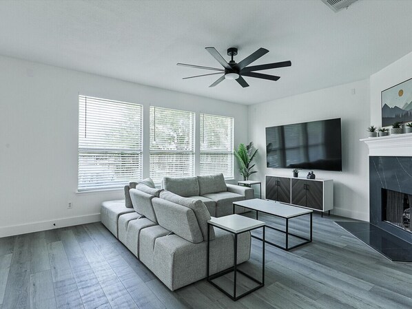 Televisión, chimenea y oficina 