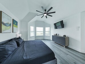 5 bedrooms, desk, WiFi, bed sheets - Newly Renovated Luxury 5BR – Family & Game Room (The Colony)