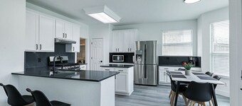 Newly Renovated Luxury 5BR – Family & Game Room