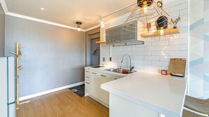 Basic Room, 1 Bedroom (Earl Gray 303 (Ocean View)) | 1 bedroom, free WiFi - Yangyang Baladeonbada Pension (Yangyang)