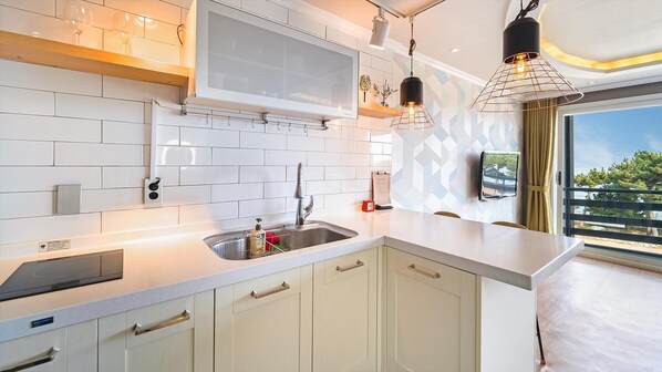 Basic Room, 1 Bedroom (Earl Gray 303 (Ocean View)) | 1 bedroom, free WiFi - Yangyang Baladeonbada Pension (Yangyang)