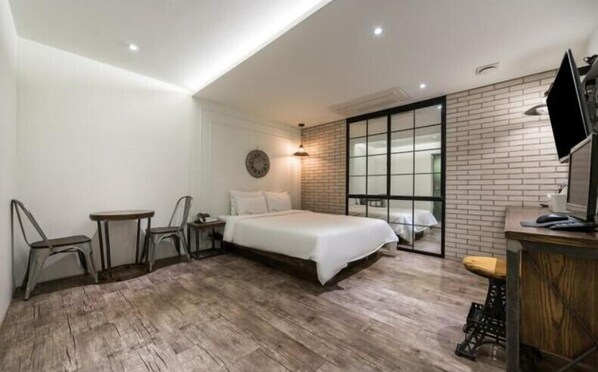 Rom – standard | Sengetøy av topp kvalitet, individuelt innredet og skrivebord